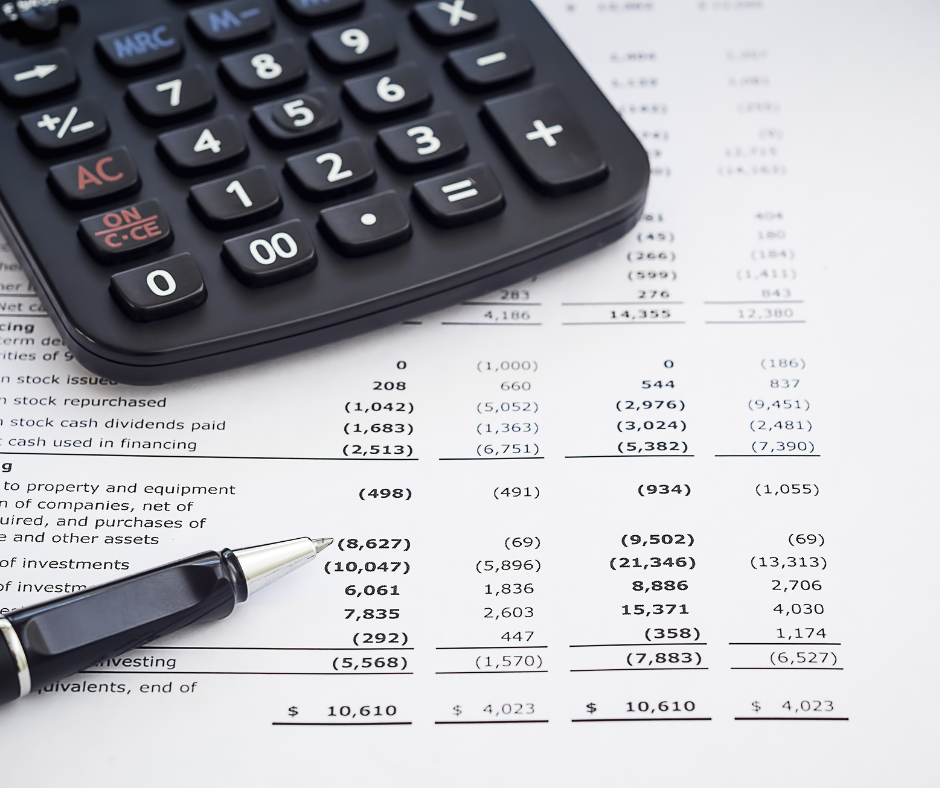 Calculatrice et document financier représentant le travail d'un expert comptable association