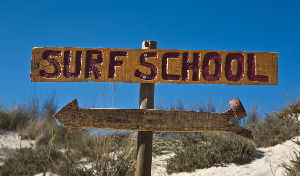 panneau avec écrit école de surf en anglais