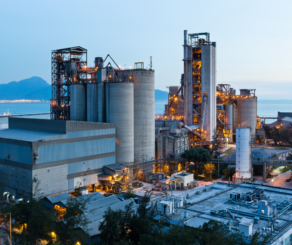 Vue d'une usine industrielle avec des équipements et des structures complexes, représentant l'utilisation d'électroaimants dans les installations industrielles.