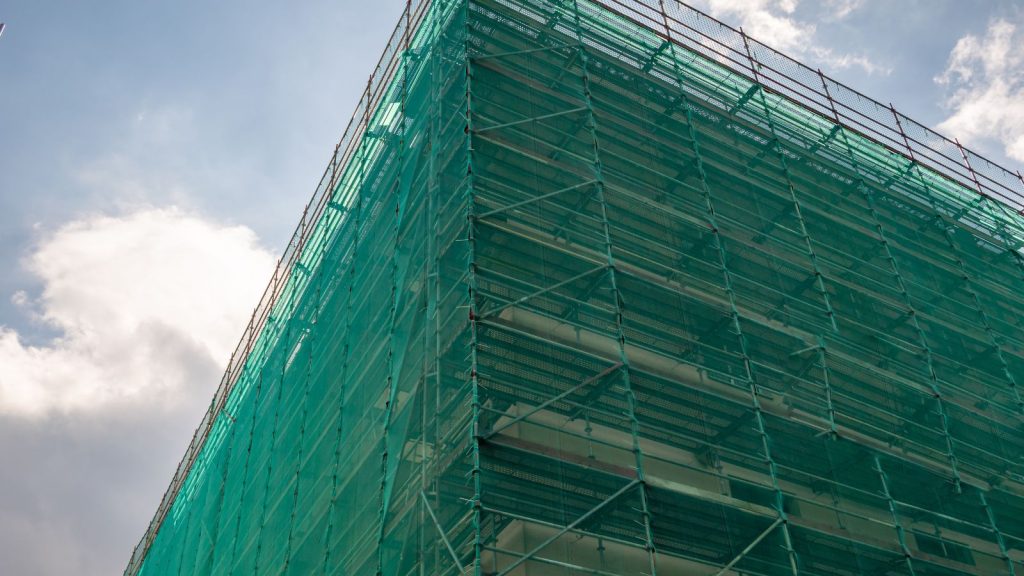 bâtiment avec un filet de protection anti-chute