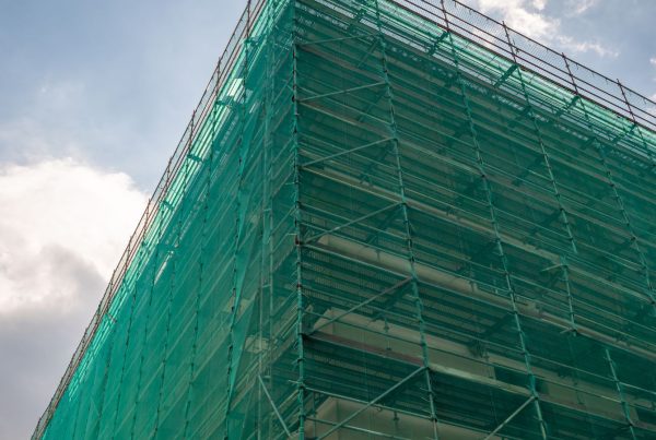 bâtiment avec un filet de protection anti-chute