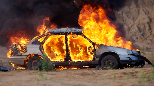 voiture en flammes devant être éteinte